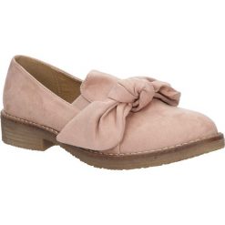 Różowe półbuty slip on z kokardą Casu AB1022. Różowe półbuty damskie Casu, bez wzorów, bez obcasa, bez zapięcia. Za 59,99 zł.