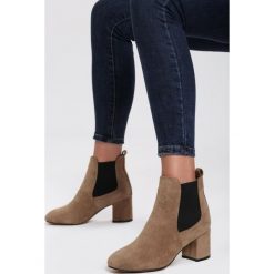 Beżowe Botki Bedford. Brązowe botki damskie Renee, eleganckie, z okrągłym noskiem, bez obcasa, na obcasie, bez zapięcia. Za 119,99 zł.