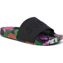 Klapki GUESS - E01Z00 BB00F P616. Czarne klapki damskie Guess, z aplikacjami, z tworzywa sztucznego, bez obcasa. Za 179,00 zł.