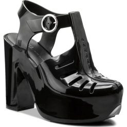 Sandały MELISSA - Aranha 79 16 Heel Ad 32242 Black 01003. Czarne klapki damskie Melissa, bez wzorów, z tworzywa sztucznego, bez obcasa, na obcasie. W wyprzedaży za 319,00 zł.
