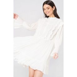 Długie sukienki: Glamorous Sukienka z guzikami i falbanką - White
