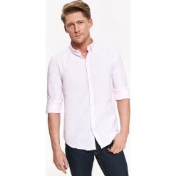 Koszula długi rękaw męska shaped fit. Różowe koszule męskie Top Secret, na zimę, m, bez wzorów, z bawełny, eleganckie, z klasycznym kołnierzykiem, z długim rękawem. W wyprzedaży za 59,99 zł.