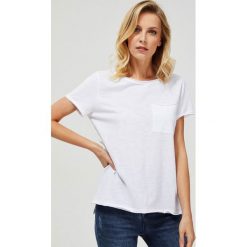 T-shirt bawełniany z kieszonką. Białe bluzki damskie Moodo, xl, bez wzorów, z bawełny, klasyczne, z okrągłym kołnierzem, z krótkim rękawem. Za 19,99 zł.