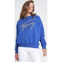 Tommy Jeans TOMMY SIGNATURE CREW Bluza blue. Niebieskie bluzy damskie Tommy Jeans, xxs, z bawełny. Za 399,00 zł.