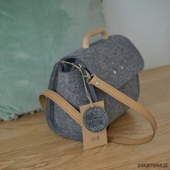 Mała szara filcowa torebka Felt&Wood II limitowa. Szare torebki klasyczne damskie marki Pakamera, bez wzorów, na ramię, małe, bez dodatków. Za 135,00 zł.