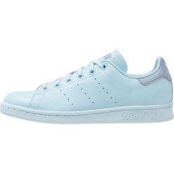 Adidas Originals STAN SMITH Tenisówki i Trampki ice blue/ice blue/tactile blue. Niebieskie trampki męskie adidas Originals, ze skóry ekologicznej. W wyprzedaży za 161,40 zł.