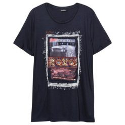 Desigual koszulka damska Ts Berlin S ciemny niebieski. Niebieskie koszulki damskie Desigual, s, z nadrukiem. Za 199,00 zł.