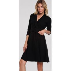 Czarna Sukienka Wherewith. Czarne sukienki damskie Renee, do pracy, xl, w paski, z tkaniny, biznesowe, z dekoltem w serek, bez rękawów, midi, rozkloszowane. Za 109,99 zł.