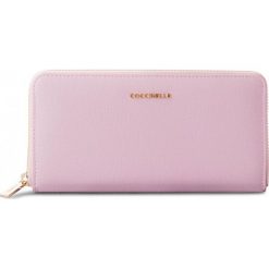 Duży Portfel Damski COCCINELLE - CW1 Metallic Saffiano E2 CW1 11 04 01 Graceful Pink P04. Czerwone portfele damskie Coccinelle, ze skóry. W wyprzedaży za 419,00 zł.
