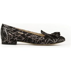 Wzorzyste baleriny w szpic - skóra naturalna - model 045 - srebrny wzór. Szare baleriny damskie Zapato, bez wzorów, z jeansu, klasyczne, bez obcasa, na obcasie. W wyprzedaży za 239,20 zł.