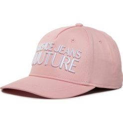 Czapka z daszkiem VERSACE JEANS COUTURE - E8VVBK14 65021 445. Różowe czapki damskie Versace Jeans Couture, bez wzorów, z bawełny. W wyprzedaży za 219,00 zł.