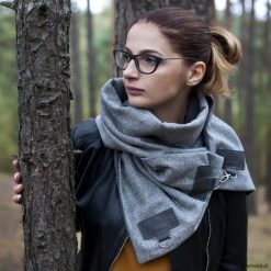 Szal wełna w jodełkę ze skórą Unisex -Szary. Szare szaliki damskie Pakamera, ze skóry. Za 119,00 zł.