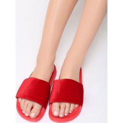 Czerwone Klapki Magenta Splash. Czerwone klapki damskie Born2be, w paski, z weluru, bez obcasa, na płaskiej podeszwie. Za 39,99 zł.