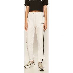 Ellesse - Spodnie. Białe spodnie damskie Ellesse, z elastanu. Za 219,90 zł.