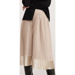 Plisowana spódnica - Beżowy. Brązowe spódniczki damskie Reserved, s, bez wzorów. Za 89,99 zł.