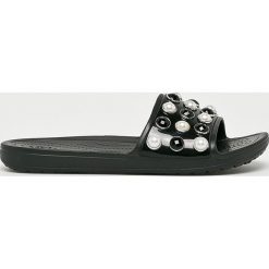 Crocs - Klapki. Czarne klapki damskie marki Crocs, bez wzorów, z materiału, bez obcasa, na płaskiej podeszwie. W wyprzedaży za 189,90 zł.