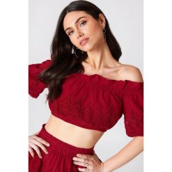 Linn Ahlborg x NA-KD Top z koronką - Red. Czerwone topy damskie marki Linn Ahlborg x NA-KD, w koronkowe wzory, z koronki, bez kołnierzyka. W wyprzedaży za 56,50 zł.
