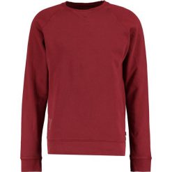 Bluzy męskie: DOCKERS ICONIC CREWNECK Bluza oxblood red