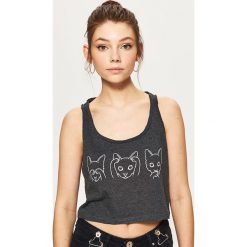 Top z nadrukiem - Szary. Szare topy damskie Cropp, s, z nadrukiem, bez kołnierzyka. Za 29,99 zł.