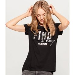 Koszulka z błyszczącą aplikacją - Czarny. Czarne t-shirty damskie marki Mohito, m, z aplikacjami. W wyprzedaży za 29,99 zł.