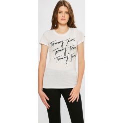 Tommy Jeans - Top. Białe topy damskie marki Tommy Jeans, s, z nadrukiem, z bawełny, z okrągłym kołnierzem. W wyprzedaży za 79,90 zł.
