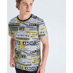 Koszulka z napisami all over - Żółty. Żółte koszulki męskie Cropp, s, z napisami, bez kołnierzyka, bez rękawów. Za 49,99 zł.