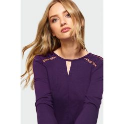 Top z ozdobną mereżką. Bluzki damskie Greenpoint, w koronkowe wzory, z elastanu, bez kołnierzyka. Za 29,99 zł.