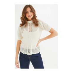 Sweter z koronką. Swetry damskie Promod, w koronkowe wzory, z bawełny, eleganckie, z krótkim rękawem, krótkie, bez kaptura. Za 139,90 zł.