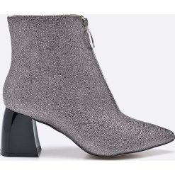 Public Desire - Botki. Szare buty zimowe damskie marki Public Desire, z materiału, na obcasie. W wyprzedaży za 179,90 zł.