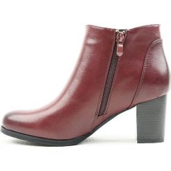 Botki damskie SABATINA. Czerwone botki damskie Sabatina, na zimę, ze skóry, bez obcasa, na obcasie, bez zapięcia. Za 159,00 zł.