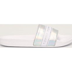 Tommy Hilfiger - Klapki. Białe klapki damskie TOMMY HILFIGER, bez wzorów, z gumy, bez obcasa, na obcasie. W wyprzedaży za 139,90 zł.
