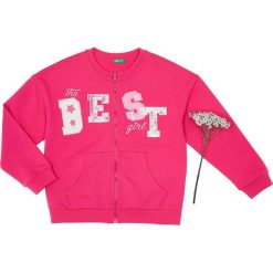Bluza w kolorze różowym. Różowe bluzy niemowlęce Benetton Kids, z aplikacjami, bez rękawów, bez kaptura. W wyprzedaży za 49,95 zł.