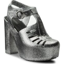 Sandały MELISSA - Aranha 79 16 Heel Ad 32242 Silver Glitter 50711. Szare klapki damskie Melissa, bez wzorów, z tworzywa sztucznego, bez obcasa, na obcasie. W wyprzedaży za 319,00 zł.