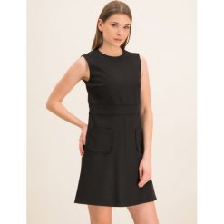 Sukienka koktajlowa Red Valentino SR3VAH20. Czerwone sukienki damskie Red Valentino, bez wzorów, z elastanu, wizytowe, bez kołnierzyka, bez rękawów. W wyprzedaży za 939,00 zł.