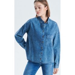 Denimowa koszula - Niebieski. Niebieskie koszule damskie marki Cropp, s, bez wzorów, bez kołnierzyka, bez rękawów. Za 89,99 zł.