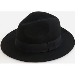 Wełniany kapelusz fedora - Czarny. Czarne kapelusze damskie Reserved, bez wzorów, z wełny. Za 99,99 zł.