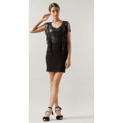 Czarna sukienka mini z frędzlami. Czarne sukienki damskie Guess, na imprezę, s, z aplikacjami, bez kołnierzyka, bez rękawów, mini. Za 239,60 zł.