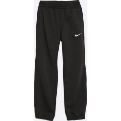 Nike Kids - Spodnie dziecięce 122-170 cm. Czarne spodnie chłopięce marki Nike Kids, z bawełny. W wyprzedaży za 89,90 zł.