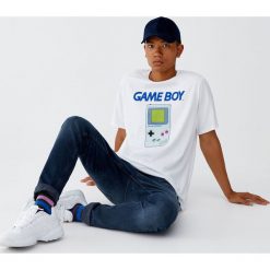 Koszulka Game Boy. Białe koszulki męskie Pull&Bear, m, bez wzorów, bez kołnierzyka, z krótkim rękawem, krótkie. Za 59,90 zł.