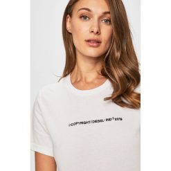 Diesel - T-shirt. Białe bluzki damskie Diesel, s, z aplikacjami, z bawełny, z okrągłym kołnierzem. W wyprzedaży za 179,90 zł.