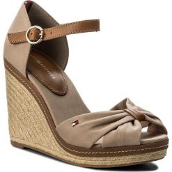 Espadryle TOMMY HILFIGER - Iconic Elena Sandal FW0FW00905 Cobblestone 068. Pomarańczowe espadryle damskie TOMMY HILFIGER, bez wzorów, ze skóry, bez obcasa, na obcasie. W wyprzedaży za 279,00 zł.