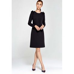 Czarna Sukienka Trapezowa z Falbankami na Ramionach. Czarne sukienki damskie koktajlowe marki Molly.pl, na co dzień, s, z okrągłym kołnierzem, trapezowe. Za 149,90 zł.