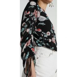 Vince Camuto GARDENS BLOUSE Bluzka rich black. Czarne bluzki damskie marki Vince Camuto, s, z materiału. Za 379,00 zł.
