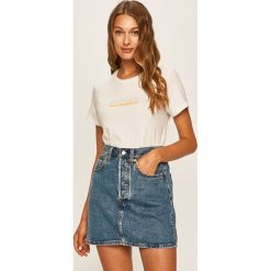 Levi's - T-shirt. Białe topy damskie Levi's®, s, z nadrukiem, z bawełny, casualowe, z okrągłym kołnierzem. W wyprzedaży za 114,90 zł.