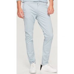 Spodnie CHINO - Niebieski. Niebieskie chinosy męskie marki Reserved, m. W wyprzedaży za 39,99 zł.