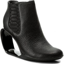 Botki UNITED NUDE - Step Mobius Chelsea Hi 100960116111 Black. Czarne botki damskie na obcasie marki United Nude, z materiału. W wyprzedaży za 859,00 zł.