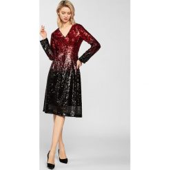 Sukienka w kolorze bordowo-czarnym. Czerwone sukienki damskie Apart, bez wzorów, z dekoltem na plecach, bez rękawów, mini, rozkloszowane. W wyprzedaży za 461,95 zł.