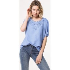 Niebieska Bluzka Be Independent. Niebieskie bluzki damskie Born2be, xl, z aplikacjami, bez kołnierzyka, z krótkim rękawem. Za 49,99 zł.