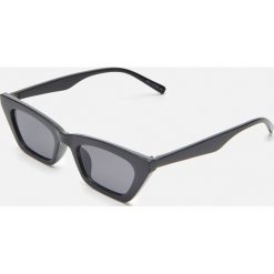 Okulary przeciwsłoneczne z barwionym szkłem - Czarny. Czarne okulary przeciwsłoneczne damskie Cropp. Za 29,99 zł.