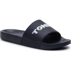 Klapki TOMMY HILFIGER - Iridescent Detail Pool Slide FW0FW04237 Midnight 403. Klapki damskie TOMMY HILFIGER. Za 179,00 zł.
